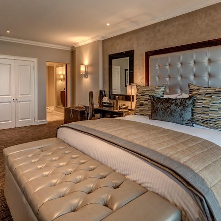 Intercontinental Johannesburg Or Tambo Airport Hotel By Ihg Kempton Park Exterior foto A bedroom at The Dorchester