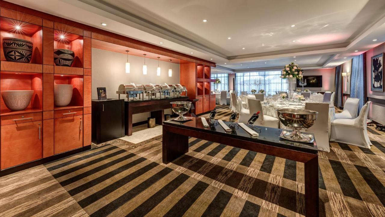 Intercontinental Johannesburg Or Tambo Airport Hotel By Ihg Kempton Park Exterior foto The Club at London Heathrow Airport