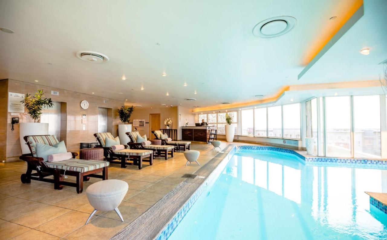 Intercontinental Johannesburg Or Tambo Airport Hotel By Ihg Kempton Park Exterior foto The pool at the 12th floor