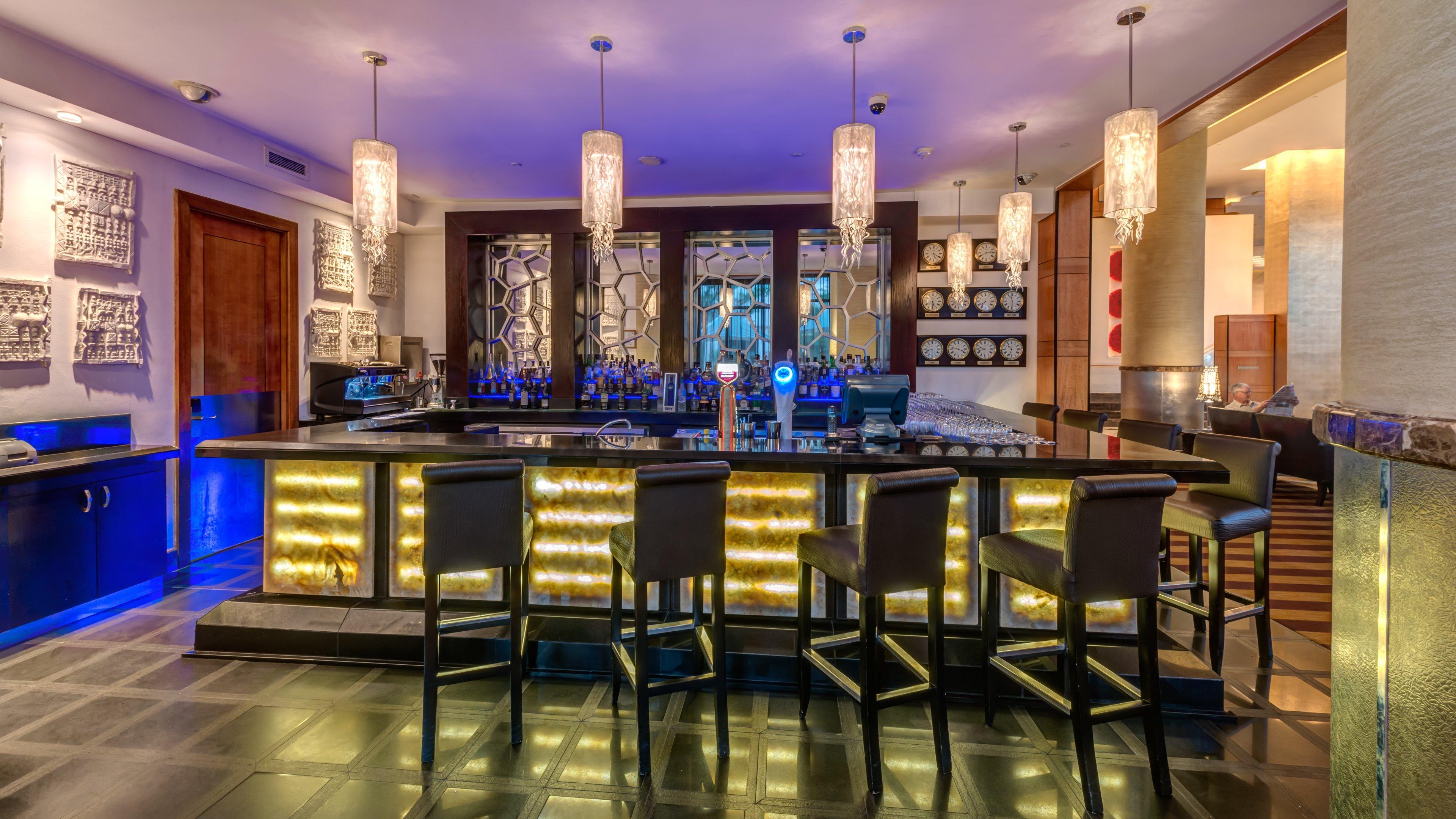 Intercontinental Johannesburg Or Tambo Airport Hotel By Ihg Kempton Park Exterior foto The bar at the lobby
