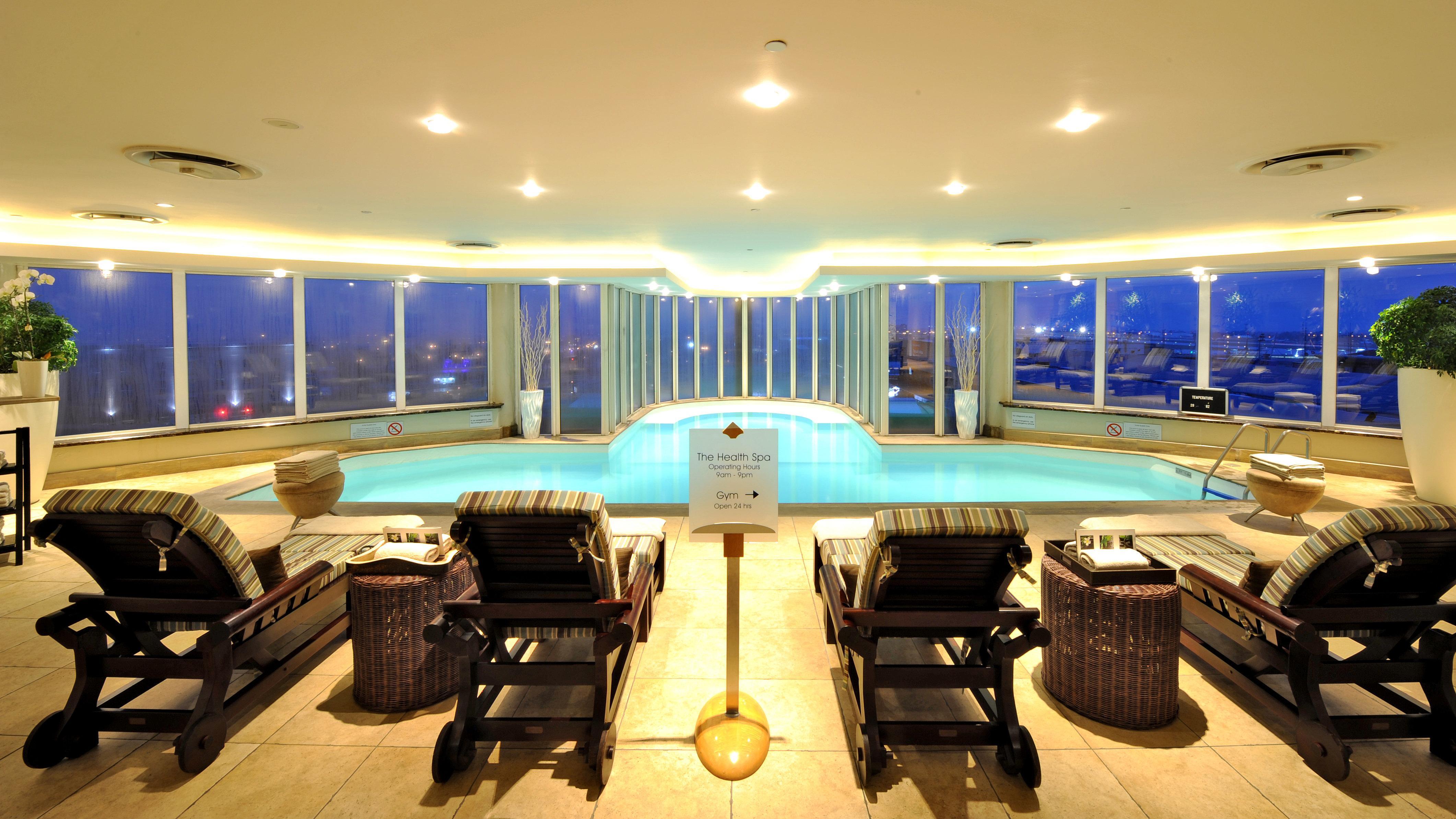 Intercontinental Johannesburg Or Tambo Airport Hotel By Ihg Kempton Park Exterior foto The pool at the 36th floor