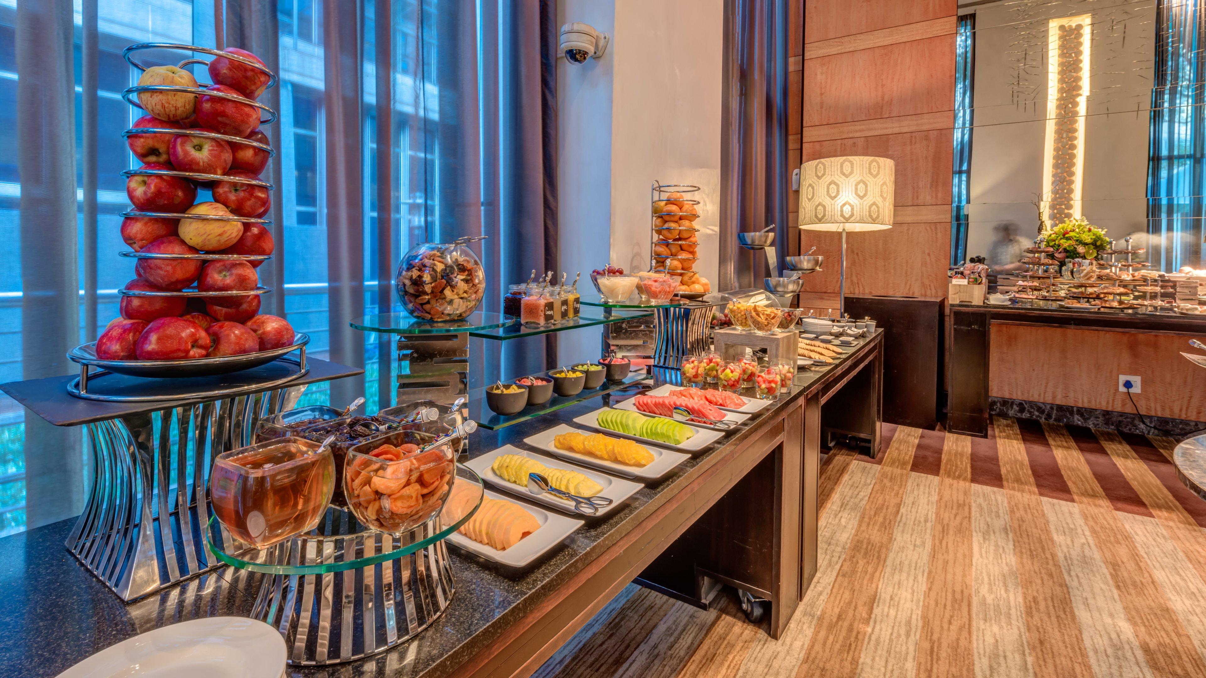 Intercontinental Johannesburg Or Tambo Airport Hotel By Ihg Kempton Park Exterior foto A buffet at a hotel