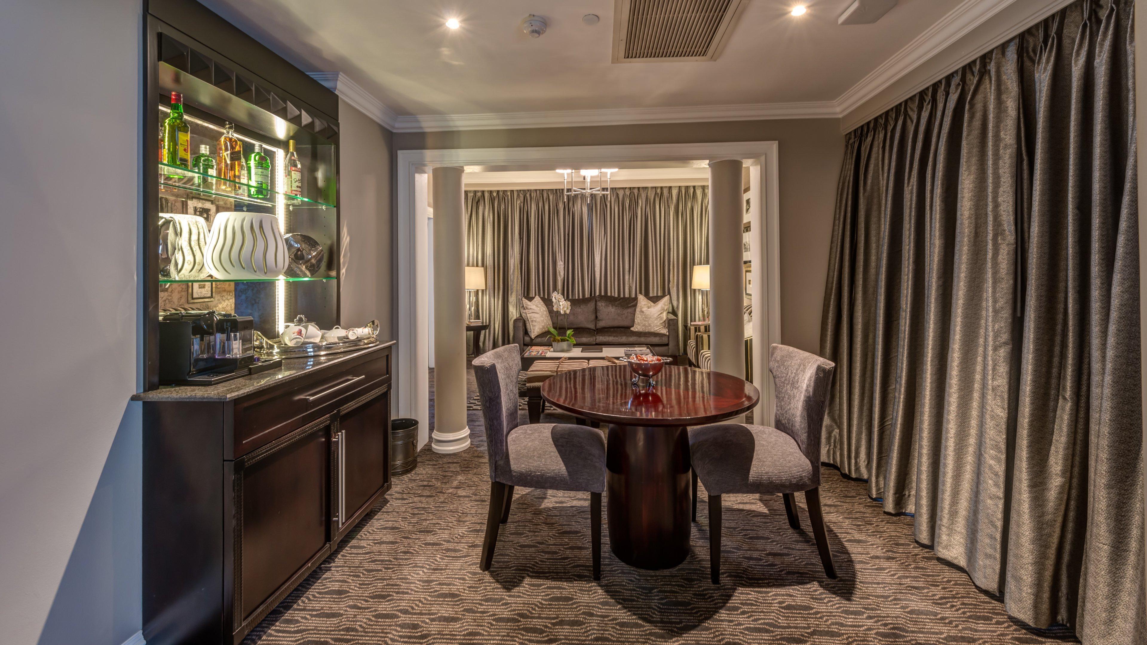 Intercontinental Johannesburg Or Tambo Airport Hotel By Ihg Kempton Park Exterior foto The interior of a suite