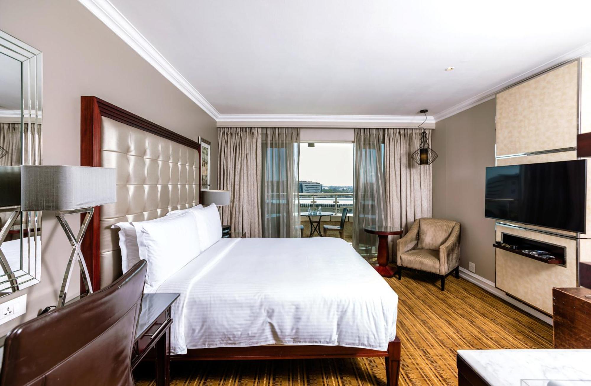 Intercontinental Johannesburg Or Tambo Airport Hotel By Ihg Kempton Park Exterior foto A bedroom at the Hilton